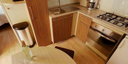 Luxuscamping - Kühlschrank - Florenz - Küche mit Esstisch - Campeggio Barco Reale - Suncamp SunLodge Maple von Suncamp auf Campeggio Barco Reale