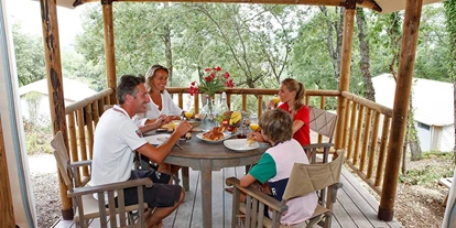 Luxuscamping - Kochmöglichkeit - Italien - Frühstück auf der Veranda - Camping Italy - Suncamp SunLodge Jungle von Suncamp auf Italy Camping Village