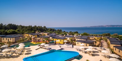 Luxuscamping - Sonnenliegen - Zadar - Šibenik - Glamping auf Camping Resort Krk - Krk Premium Camping Resort - Suncamp SunLodge Redwood von Suncamp auf Camping Resort Krk