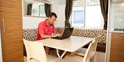 Luxuscamping - Klimaanlage - Kvarner - Essbereich - Krk Premium Camping Resort - Suncamp SunLodge Redwood von Suncamp auf Camping Resort Krk