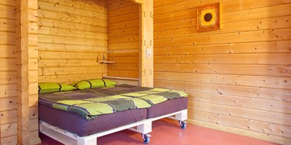 Luxuscamping - Parkplatz bei Unterkunft - Doppelbett (160 x 200) - Naturcampingpark Rehberge Ferienhaus Rosalie am Wurlsee - Naturcampingpark Rehberge