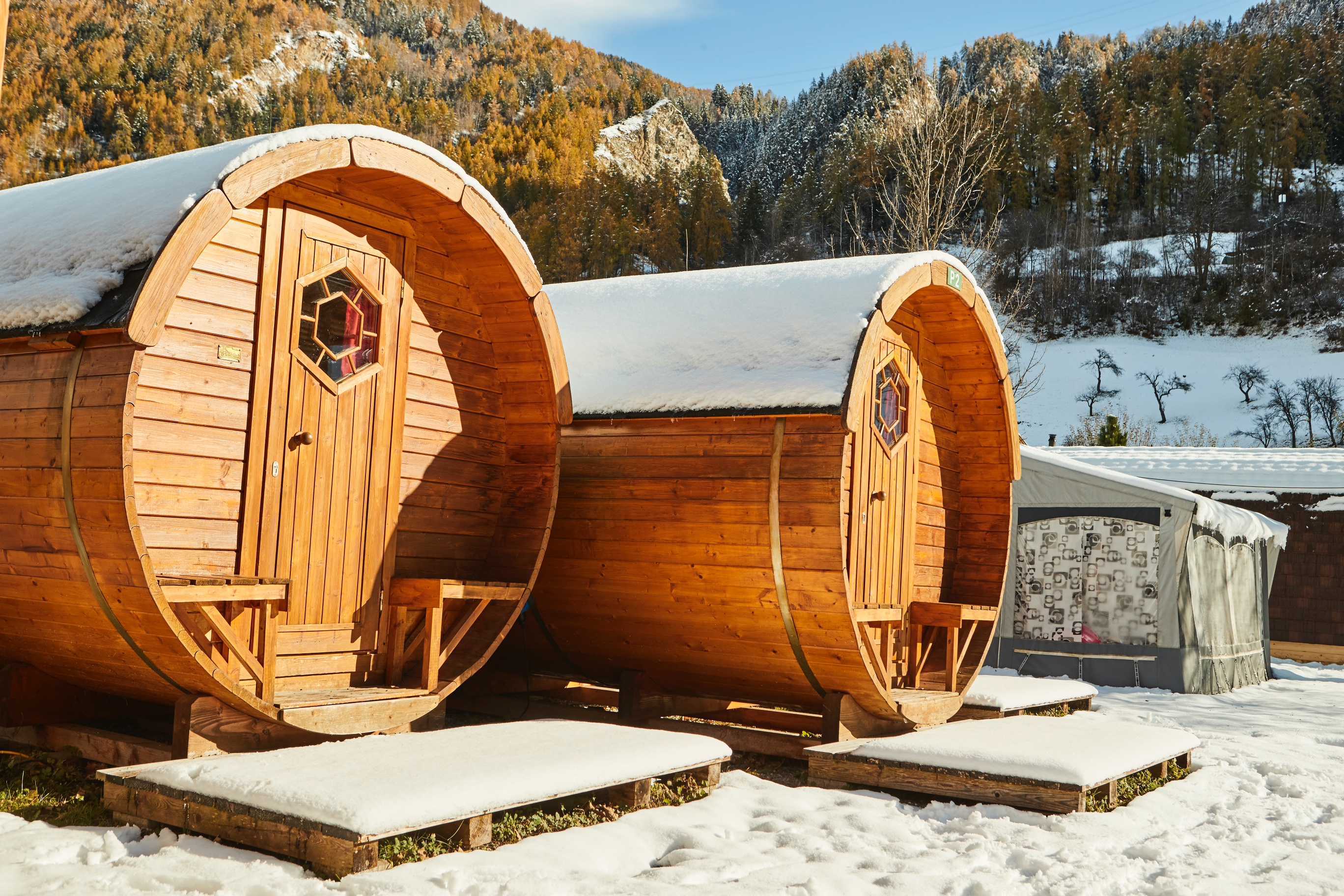 Luxuscamping: Unsere Wohnfässer sind auch im Winter bewohnbar. Beheizt mit Infrarotstrahlern. Gemütlich warm. - Camping Dreiländereck in Tirol: Wohnfässer am Camping Dreiländereck in Tirol