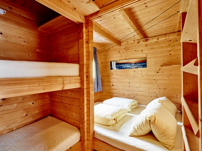 Luxury camping - Schlafraum mit Doppelbett, 2 Einzelkabinen - Camping Dreiländereck in Tirol Blockhütte Tirol Camping Dreiländereck Tirol