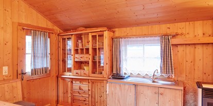 Luxuscamping - Art der Unterkunft: Mobilheim - Kochbereich, Pelletsofen - Camping Dreiländereck in Tirol Kleine Blockhütte Camping Dreiländereck Tirol