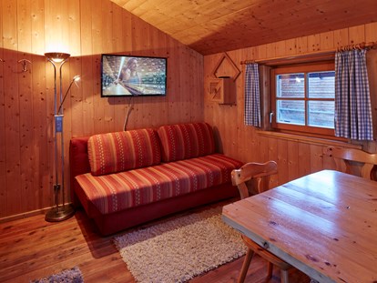 Luxury camping - Terrasse - ausziehbare Couch, gemütlicher Ess- Sitzbereich - Camping Dreiländereck in Tirol Kleine Blockhütte Camping Dreiländereck Tirol