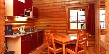 Luxuscamping - TV - Ostseeküste - Küche im Blockhaus für 4 Personen - Camping Pommernland Finnische Blockhäuser auf Camping Pommernland 