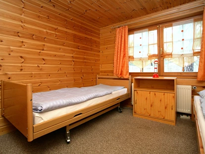 Luxury camping - getrennte Schlafbereiche - Pflegebett im behindertengerechten Blockhaus für 6 Personen - Camping Pommernland Finnische Blockhäuser auf Camping Pommernland 