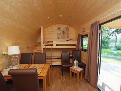 Luxuscamping - Art der Unterkunft: Hütte/POD - Ostfriesland - Innenansicht Woodlodge - Freizeitpark "Am Emsdeich" Family Woodlodge mit Seeblick auf dem Freizeitpark "Am Emsdeich"