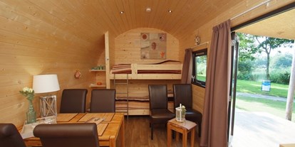 Luxuscamping - Kühlschrank - Ostfriesland - Innenansicht Woodlodge - Freizeitpark "Am Emsdeich" Family Woodlodge mit Seeblick auf dem Freizeitpark "Am Emsdeich"