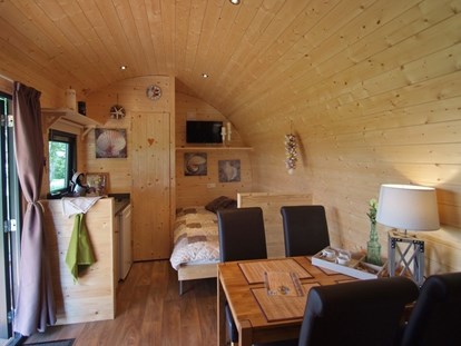 Luxuscamping - Art der Unterkunft: Hütte/POD - Ostfriesland - Freizeitpark "Am Emsdeich" Family Woodlodge mit Seeblick auf dem Freizeitpark "Am Emsdeich"