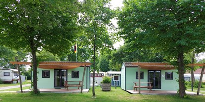 Luxuscamping - Sonnenliegen - Niedersachsen - Unsere Woodlodges - Freizeitpark "Am Emsdeich" Family Woodlodge mit Seeblick auf dem Freizeitpark "Am Emsdeich"