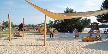 Luxuscamping - Kühlschrank - Ostfriesland - Kleinkinder Spielanlage - Freizeitpark "Am Emsdeich" Family Woodlodge mit Seeblick auf dem Freizeitpark "Am Emsdeich"