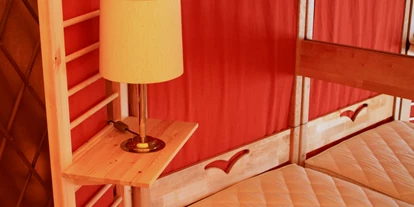 Luxury camping - Jurte mit Lampe und liebevollen Details am Bett - Uhlenköper-Camp Jurten auf dem Uhlenköper-Camp Uelzen