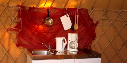 Luxuscamping - Kühlschrank - Deutschland - Kochzeile in der Jurte - Uhlenköper-Camp Jurten auf dem Uhlenköper-Camp Uelzen