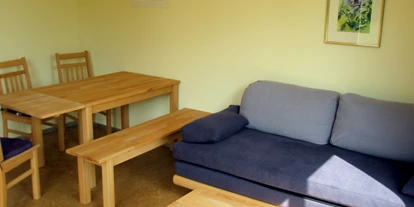 Luxuscamping - Esstisch und gemütliche Sitzecke - Uhlenköper-Camp Mobilheim auf dem Uhlenköper-Camp Uelzen