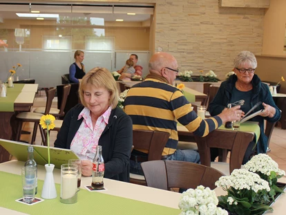 Luxuscamping - Gartenmöbel - Deutschland - Entspannen mit Geschmack im Restaurant "Oase" - ganzjährig geöffnet - Ostseecamping Ferienpark Zierow Mobilheime und Ferienhäuschen im Ostseecamping Ferienpark Zierow