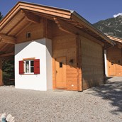 Luxuscamping: Berghütte Außenansicht - Berghütten Komfort im Camping Resort Zugspitze