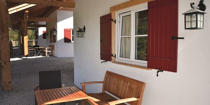 Luxuscamping - Gartenmöbel - Freisitz der Berghütten - Camping Resort Zugspitze Berghütten Komfort im Camping Resort Zugspitze