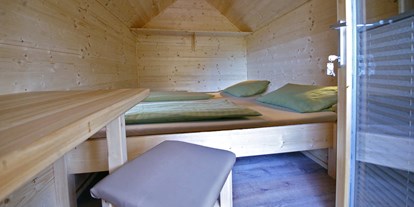 Luxuscamping - Art der Unterkunft: spezielle Unterkunft - Innenansicht, Baumhäuser in ca. 1m Höhe mit Doppelbett - Schwarzwälder Hof Baumhütten / Schwarzwälder Hof