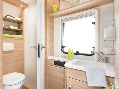 Luxuscamping - getrennte Schlafbereiche - Spül WC im Caravan - Mobilheime direkt an der Ostsee Glamping Caravan