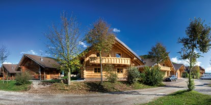 Luxuscamping - Kochmöglichkeit - Schwarzwald - Ansicht Naturstammhäuser 1a/b  2a/b - Schwarzwälder Hof Naturstammhaus auf Schwarzwälder Hof