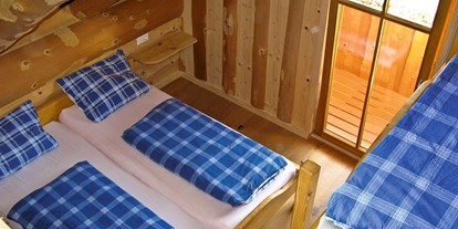 Luxuscamping - Bas Rhin - Schlafraum mit Doppelbett und Etagenbett - Schwarzwälder Hof Naturstammhaus auf Schwarzwälder Hof