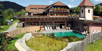 Luxuscamping - Bas Rhin - Saunabereich außen mit Naturbadeteich - Schwarzwälder Hof Naturstammhaus auf Schwarzwälder Hof