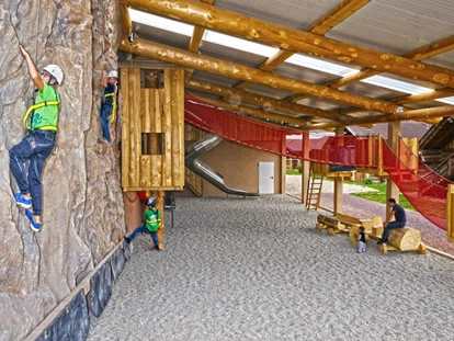 Luxuscamping - Art der Unterkunft: Hütte/POD - Deutschland - Kletterscheune mit Kletterwand hinter den Naturstammhäusern - Schwarzwälder Hof Naturstammhaus auf Schwarzwälder Hof