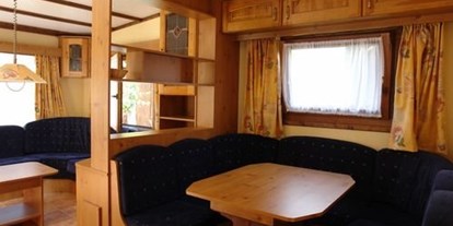 Luxuscamping - Unterkunft alleinstehend - PLZ 3970 (Schweiz) - Gemütliches Wohnzimmer - Camping Swiss-Plage Chalet am Camping Swiss-Plage