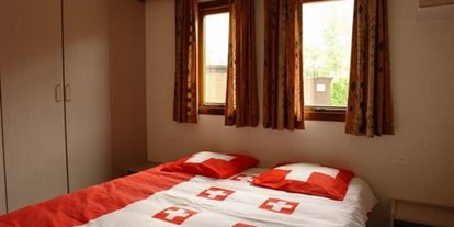 Luxuscamping - Unterkunft alleinstehend - PLZ 3970 (Schweiz) - Bequemes Doppelbett - Camping Swiss-Plage Chalet am Camping Swiss-Plage