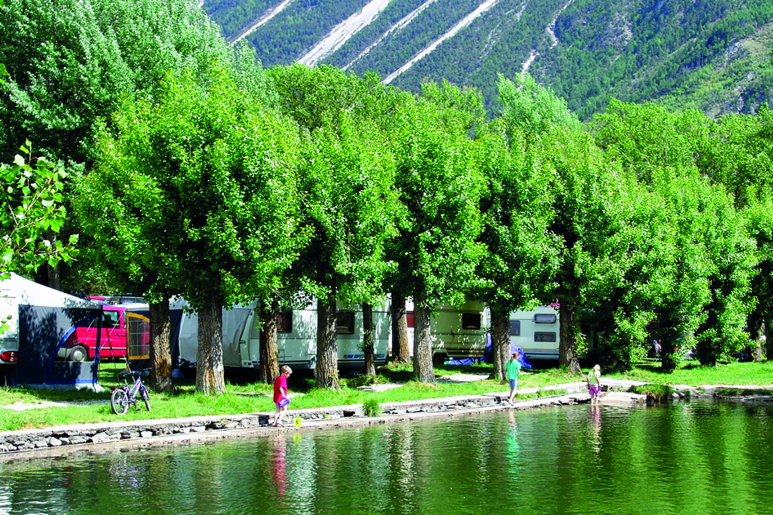 Luxuscamping: Wunderschön am Wasser gelegen - Camping Swiss-Plage: Wohnwagen auf Camping Swiss-Plage