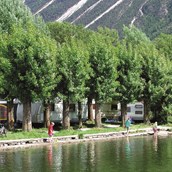 Luxuscamping: Wunderschön am Wasser gelegen - Camping Swiss-Plage: Wohnwagen auf Camping Swiss-Plage