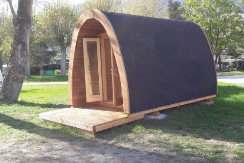 Luxuscamping: Wir bieten als Alternative zum Zelt und Wohnmobil eine attraktive und spezielle Unterkunft in Salgesch im wunderschönen Wallis an. Sie können ein Zimmer direkt in der Natur mieten.  - Camping Swiss-Plage: PODs am Camping Swiss-Plage