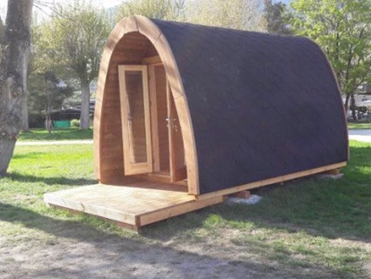 Luxury camping - Gartenmöbel - Switzerland - Wir bieten als Alternative zum Zelt und Wohnmobil eine attraktive und spezielle Unterkunft in Salgesch im wunderschönen Wallis an. Sie können ein Zimmer direkt in der Natur mieten.  - Camping Swiss-Plage PODs am Camping Swiss-Plage