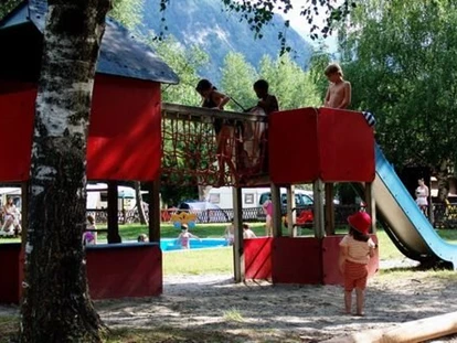 Luxury camping - Unterkunft alleinstehend - Switzerland - Der Camping Swiss-Plage bietet Möglichkeiten für jeden in jeder Altersklasse. Am Campingplatz selber können Sie:
 
Schwimmen und Baden im kleinen See oder im Kinderplanschbecken, wandern, Rad fahren, Nordic-walken oder einfach spielen. Wir bieten folgendes an: Volleyball, Boccia, Billard, Tischtennis. Und für die kleinen Gäste haben wir einen grossen Spielplatz. - Camping Swiss-Plage PODs am Camping Swiss-Plage