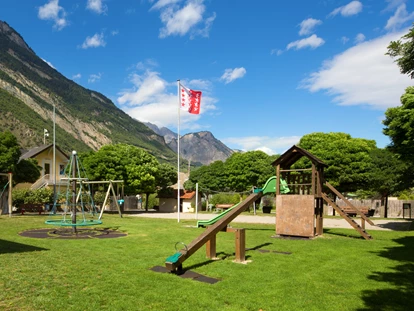 Luxury camping - TV - Switzerland - Ihre Kinder werden keine Langweile haben : Fussball, Volleyball oder Minigolf spielen, Trampolin springen, oder sich
im Schwimmbad erfrischen. Im Camperhaus stehen Flipperkästen, Tischfussball, Billiardtisch usw. zur Verfügung. Auch für die Kleinsten bieten wir Spielsachen an. - Camping de la Sarvaz Klassische Mietchalets am Camping de la Sarvaz