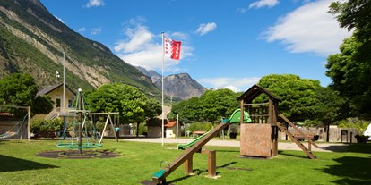 Luxuscamping - PLZ 1913 (Schweiz) - Ihre Kinder werden keine Langweile haben : Fussball, Volleyball oder Minigolf spielen, Trampolin springen, oder sich
im Schwimmbad erfrischen. Im Camperhaus stehen Flipperkästen, Tischfussball, Billiardtisch usw. zur Verfügung. Auch für die Kleinsten bieten wir Spielsachen an. - Camping de la Sarvaz Klassische Mietchalets am Camping de la Sarvaz