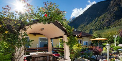 Luxuscamping - Gartenmöbel - Schweiz - Terasse vom Restaurant - Camping de la Sarvaz Klassische Mietchalets am Camping de la Sarvaz
