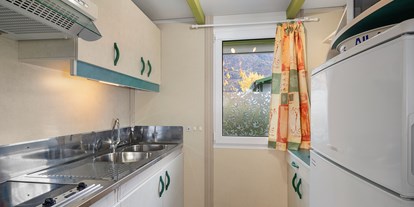 Luxuscamping - Gartenmöbel - Schweiz - Küche Hütte/bungalow - Camping de la Sarvaz Klassische Mietchalets am Camping de la Sarvaz