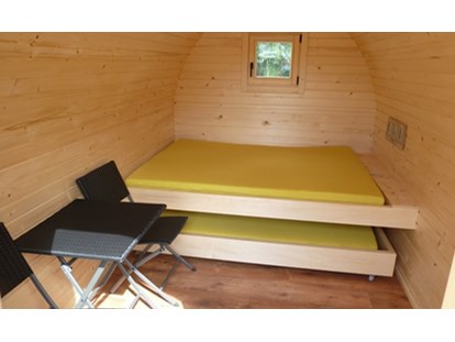 Luxuscamping - Art der Unterkunft: Hütte/POD - Schweiz -  Dusche, WC, Warmwasser ist inklusive. Der Parkplatz befindet sich hinter den POD's - Camping Santa Monica Bed-Homes am Camping Santa Monica