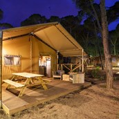 Luxuscamping: Safari-Zeltlodge mit Terrasse - Freizeitpark "Am Emsdeich": Safari Zeltlodge mit exklusiver Ausstattung