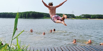 Luxuscamping - barrierefreier Zugang - Niedersachsen - Schwimmen im See - Freizeitpark "Am Emsdeich" Safari Zeltlodge mit exklusiver Ausstattung