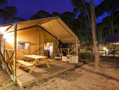 Luxuscamping - Kühlschrank - Westoverledingen Ihrhove - Safari-Zeltlodge mit Terrasse - Freizeitpark "Am Emsdeich" Safari Zeltlodge mit exklusiver Ausstattung