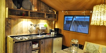 Luxuscamping - Parkplatz bei Unterkunft - Ostfriesland - Küche mit Geschirr für 5 Personen - Freizeitpark "Am Emsdeich" Safari Zeltlodge mit exklusiver Ausstattung