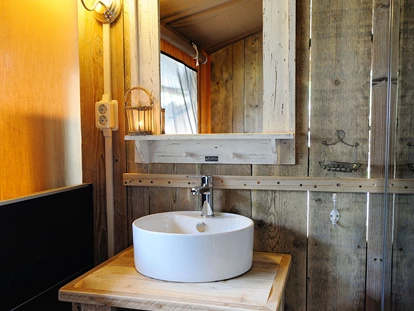 Luxuscamping - Badezimmer mit WC und Dusche - Freizeitpark "Am Emsdeich" Safari Zeltlodge mit exklusiver Ausstattung