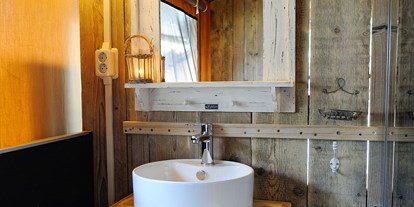 Luxuscamping - WC - Westoverledingen - Badezimmer mit WC und Dusche - Freizeitpark "Am Emsdeich" Safari Zeltlodge mit exklusiver Ausstattung