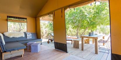 Luxuscamping - Sonnenliegen - Dalmatien - Safari-zelt deluxe (6 personen) Wohnzimmer und Terrasse - Boutique camping Nono Ban Boutique camping Nono Ban