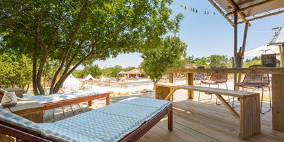 Luxuscamping - Sonnenliegen - Split - Dubrovnik - Safari-zelt deluxe (6 personen) Terrasse mit pool-view - Boutique camping Nono Ban Boutique camping Nono Ban