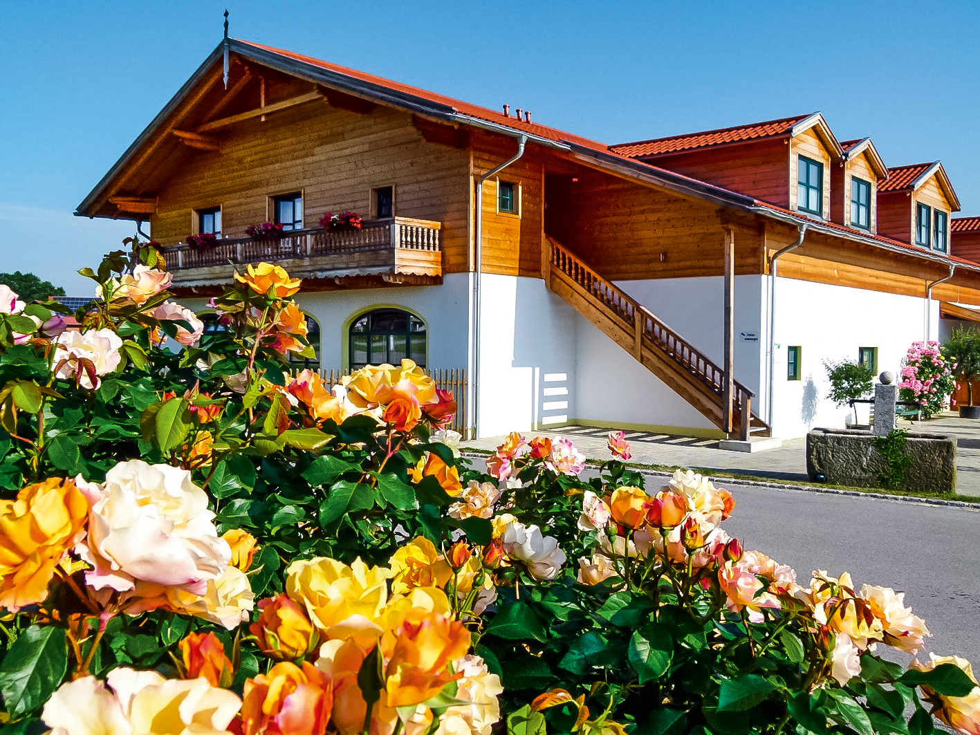 Luxuscamping - Wellness- und Spa-Gebäude, Rezeption, Appartements im Vital CAMP Bayerbach - Appartements im Vital CAMP Bayerbach