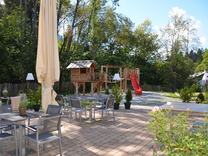 Luxury camping - Gartenmöbel - Terrasse Bistro und Spielplatz - Camping Resort Zugspitze Schlaffässer im Camping Resort Zugspitze